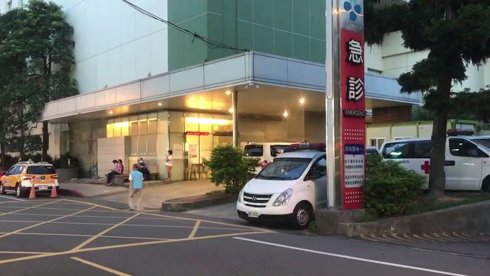 宋姓女童疑遭生母虐打，先送聯新醫院，後再轉送林口長庚急救。 圖：林昀真／翻攝