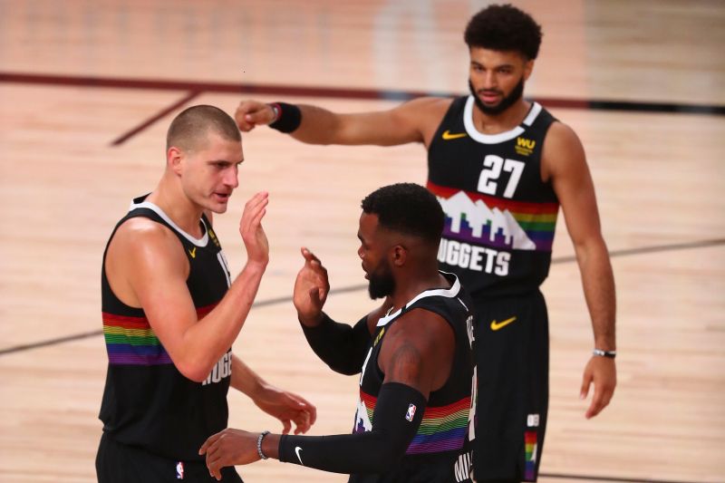金塊球員Nikola Jokic、Jamal Murray及Paul Milsap慶祝勝利。 圖／美聯社／達致影像）