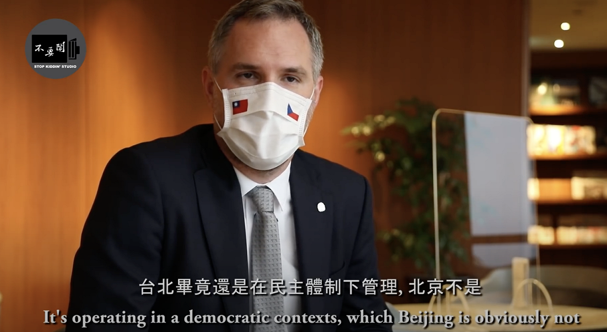 捷克首都布拉格市長賀瑞普在專訪中表示：「台北是布拉格的好夥伴，而北京並不是。」 圖：截取自不要鬧YouTube