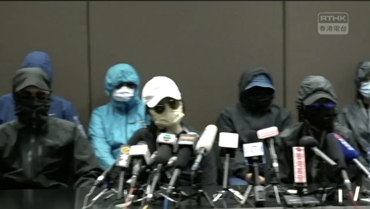 部分家屬在12日下午與香港立法會議員朱凱迪、涂謹申召開記者會，要求港府應「立即」將人接回。 圖：截取自《香港電台視像新聞》臉書