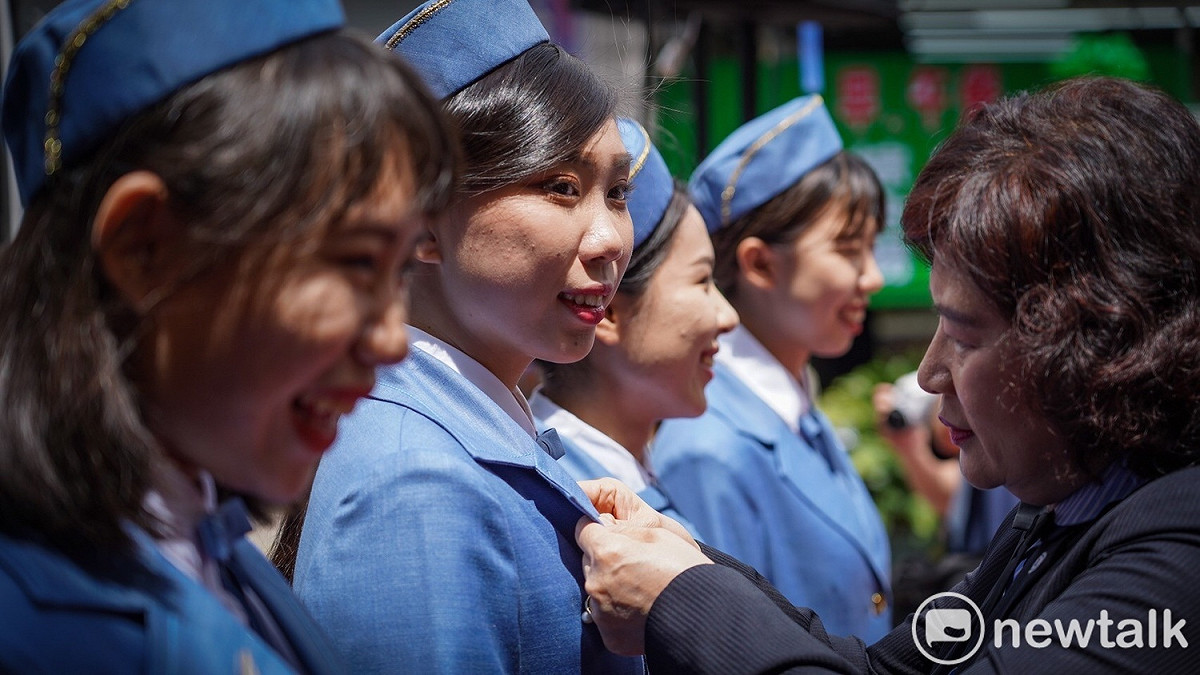 資深金馬小姐為新一代金馬小姐別上胸章。  圖：唐復年/攝