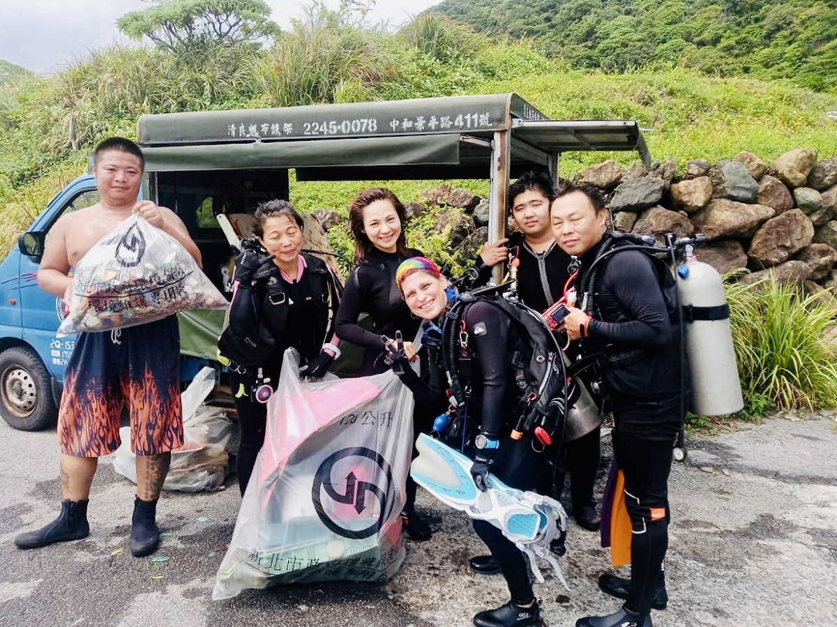潛水團體熱情參與淨灘淨海活動。  圖：新北市環保局提供