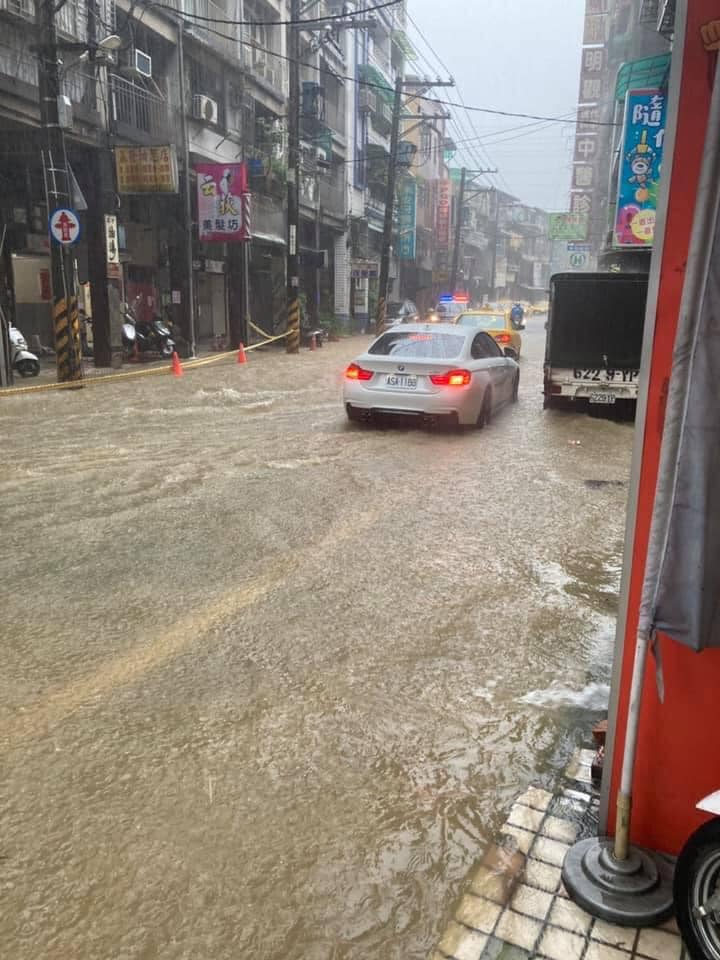 基隆多處道路淹水。 圖：翻攝自陳曉萍臉書