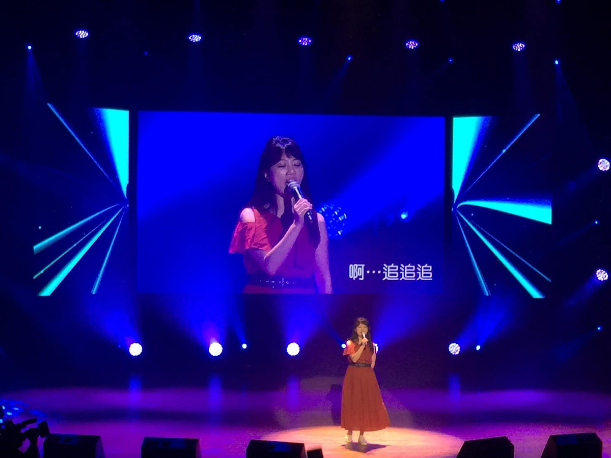 高嘉瑜於臉書發文，分享自己為台北電器公會舉辦的公益演唱會《疫起守護 為愛發聲》獻唱的照片 翻攝自高嘉瑜個人臉書