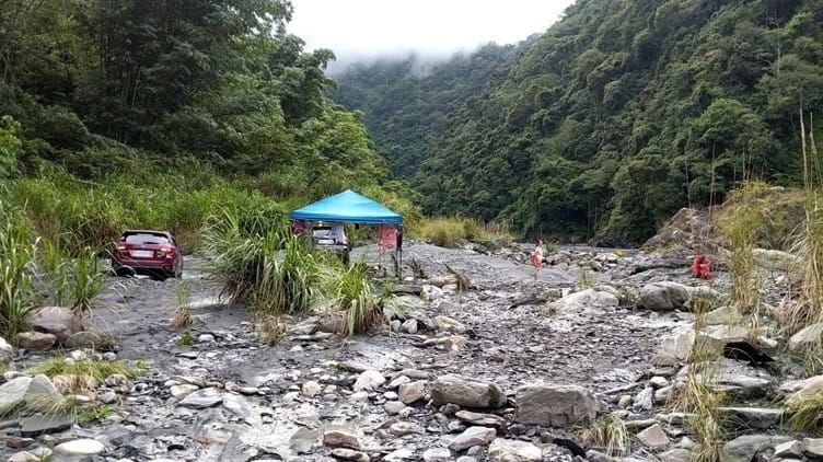 南投仁愛鄉台電武界壩異常放水，釀成溪邊露營遊客4死的悲劇，今再傳3民間搜救員失聯，所幸3人主動報平安，虛驚一場。 圖：消防局提供