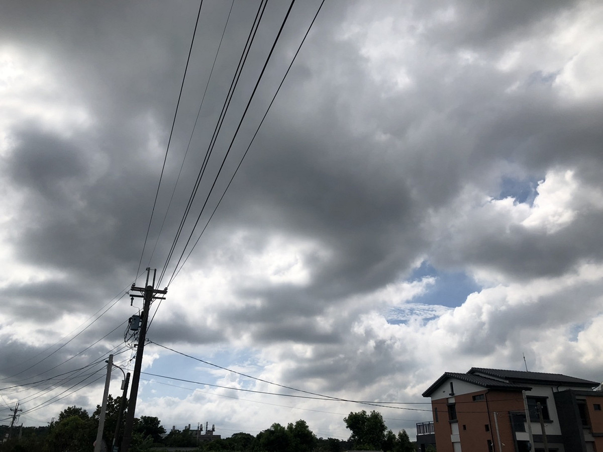 氣象局指出今天回到夏季氣候型態，防午後雷陣雨，週末將有鋒面接近。 圖：楊瑾錚/攝