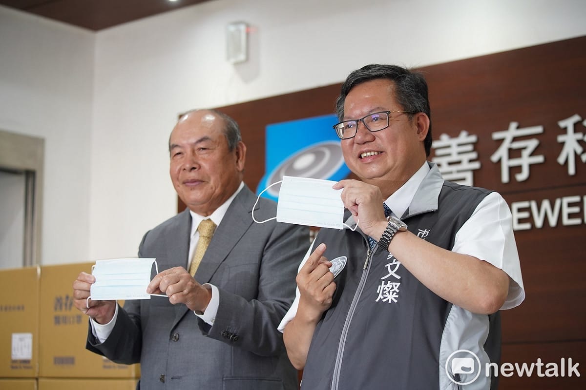 鄭文燦和善存科技董事長阮兆慶秀出最新出爐的雙防偽醫用口罩。 圖：林昀真/攝