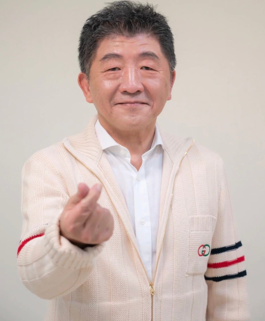 陳時中本（9）月12日登上詹雅雯30周年感恩演唱會，身著淺色毛衣和牛仔褲，被徐正文批評夏天穿冬衣。 圖：寬宏藝術提供