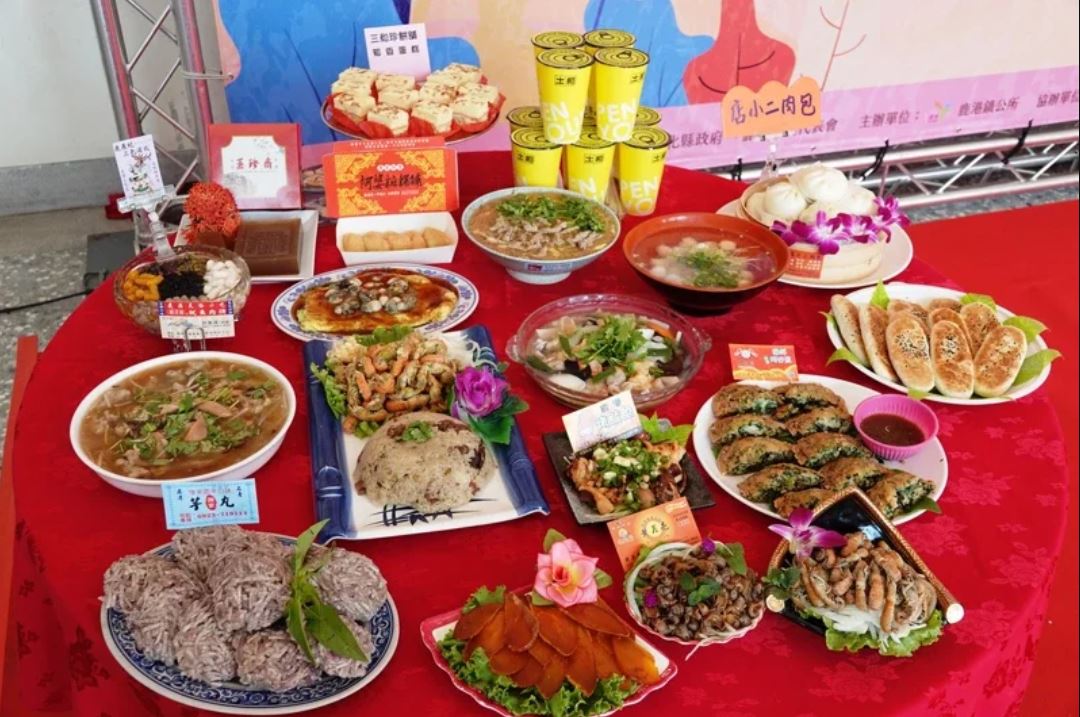 今年鹿港聯合商圈以「老滋味，新感情。足感心ㄟ鹿港古早味」為主軸，特別舉辦鹿港潯味甲子宴。 圖：鹿港鎮公所／提供（資料照）