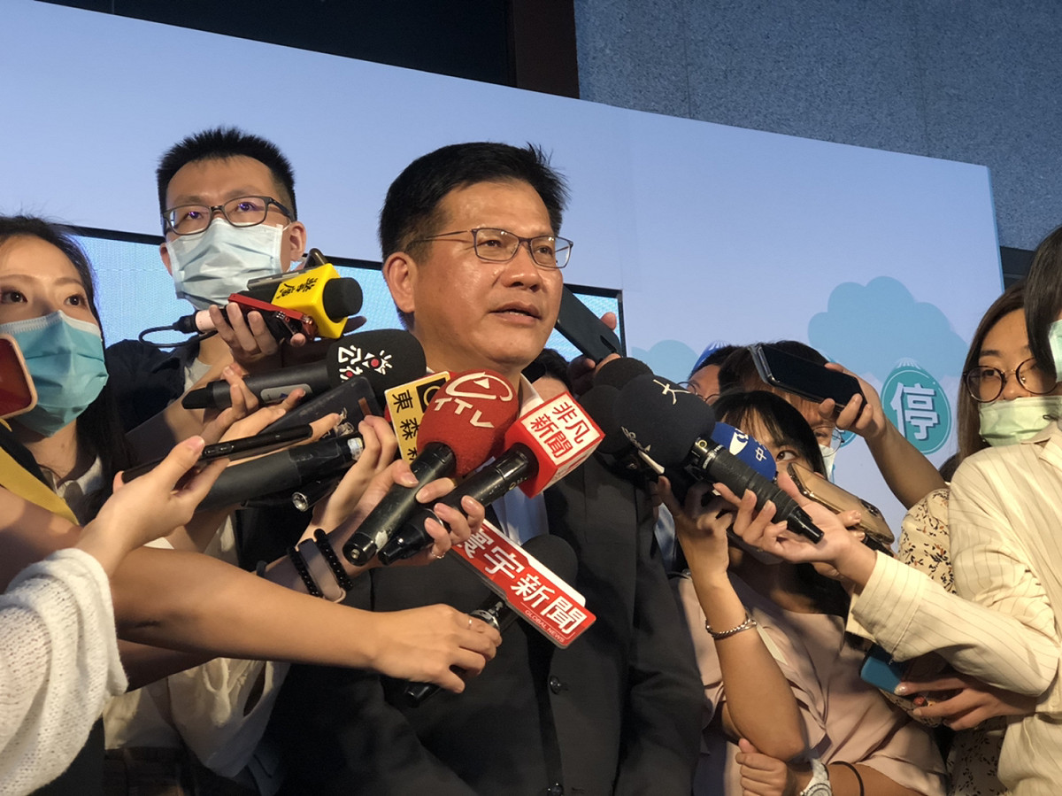 交通部長林佳龍提醒今天開學的學生要留意上下學路口安全。 圖：汪靖軒／攝