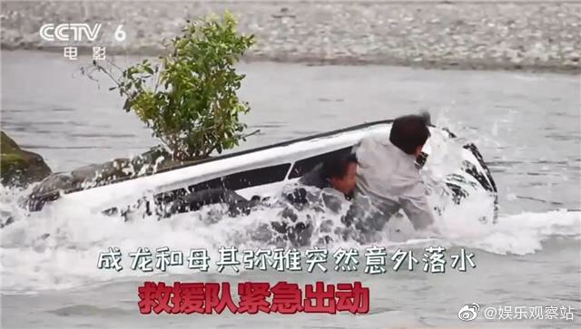 轉彎時卻不慎撞到水中大石，讓摩托車翻覆。 圖：翻攝微博