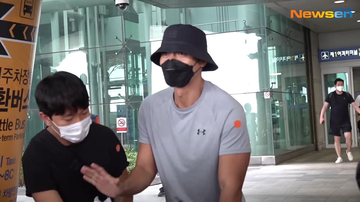 玄彬雖親切和粉絲打招呼，但考量防疫安全距離，他也比手勢請粉絲不要靠近。 圖：截圖自YouTube뉴스엔· NewsenTV·KOREA Entertainment news