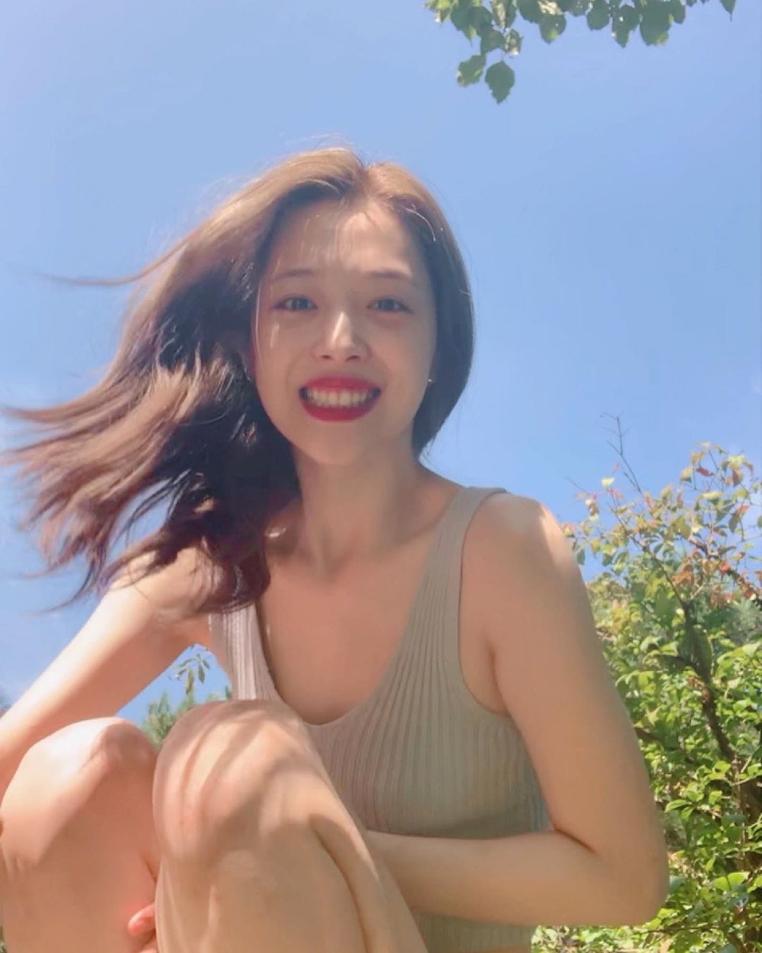 韓國女星雪莉去年10月上吊自殺，享年只有25歲，韓國電視台位她製作了一檔紀錄片，卻不斷引起爭議。 圖：翻攝自雪莉IG