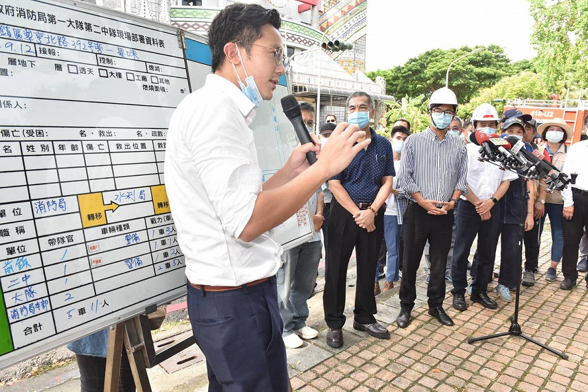 高市經發局長廖泰翔(左)親至現場報告乙烯外洩處理情形。(資料照片) 圖：高雄市政府/提供