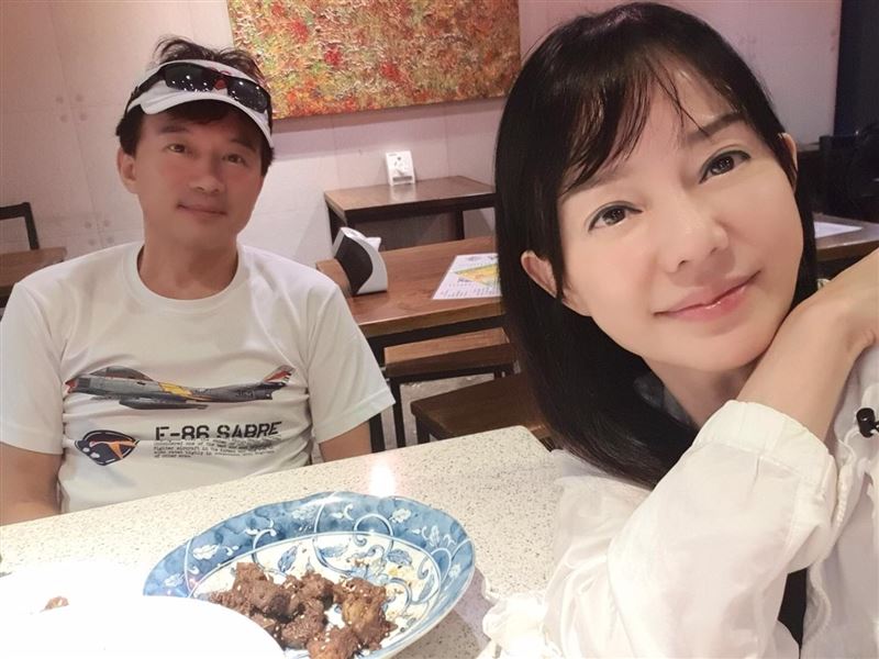 狄鶯(右)與孫鵬(左)昨晚開直播，狄鶯疑似酒後大吐心聲，在鏡頭前崩潰。 圖：翻攝臉書粉絲專頁