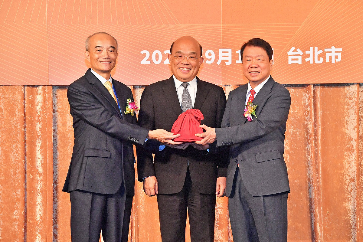 台灣最大上市櫃企業家聯誼會「台灣上市櫃公司協會」今(14)日舉行交接典禮，由行政院長蘇貞昌監交，原任理事長、台達電副總裁蔡榮騰正式卸任，交棒給友嘉實業集團總裁朱志洋。 圖：行政院提供