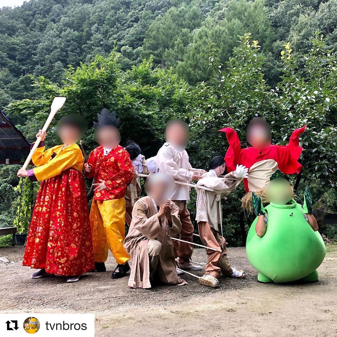 《新西遊記8》公開拍攝現場，但成員的臉都被打上馬賽克，引發粉絲好奇。 圖：翻攝自@15ya.baby IG