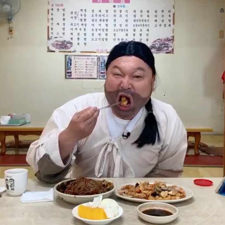 姜虎東似乎是扮成乞丐。 圖：翻攝自@15ya.baby IG