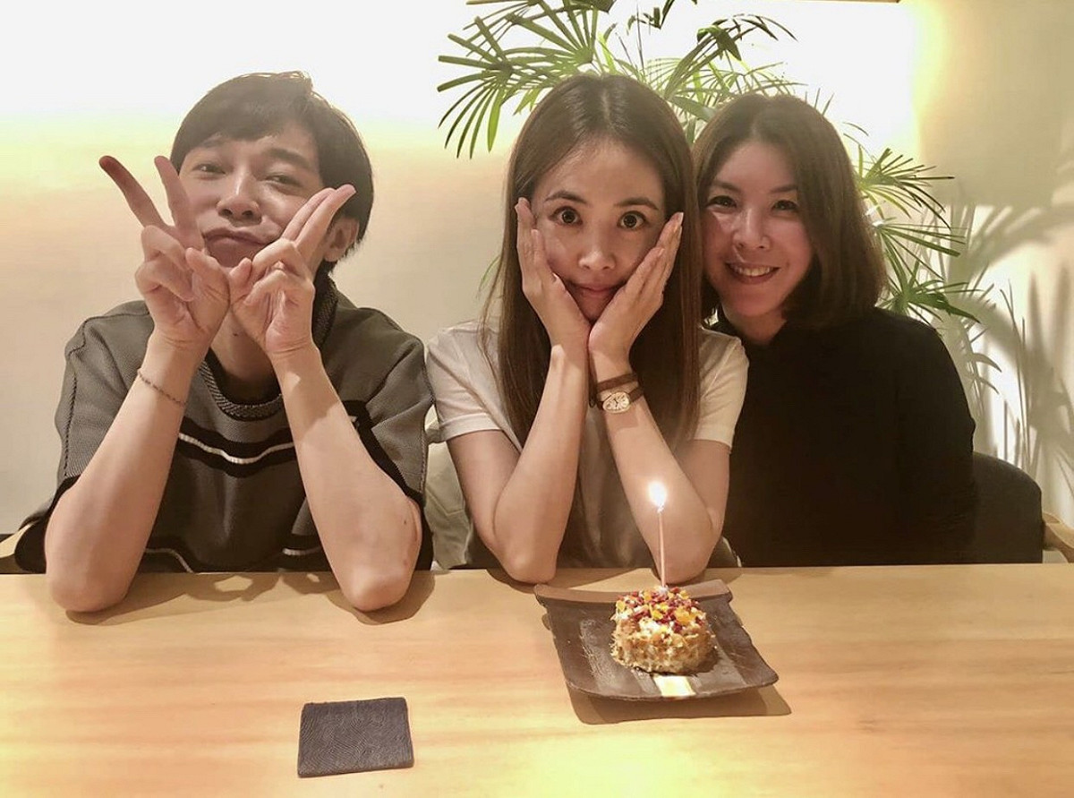 蔡依林(中)今天滿40歲生日，星座同為處女座的音樂人許茹芸(右)與吳青峰(左)為她提前慶生。 圖：翻攝Instagram