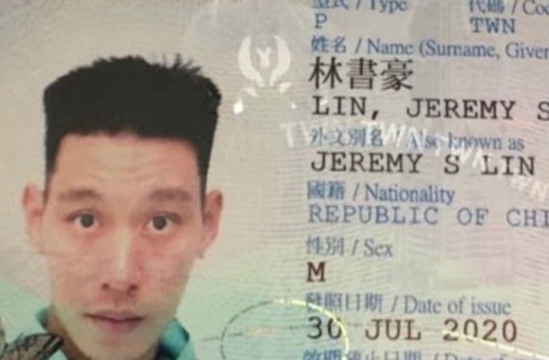 林書豪拿到台灣護照。 圖／鍾小平提供