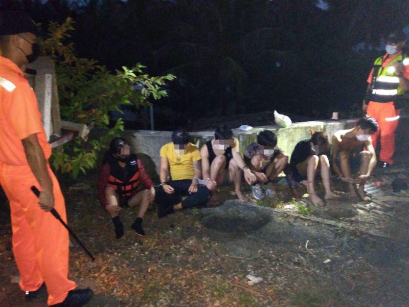 海巡署昨(15)凌晨在屏東墾丁白砂外海攔捕一艘載著30多名越南偷渡客的漁船，已先後逮捕33人和5名船員。 圖：海巡署/提供