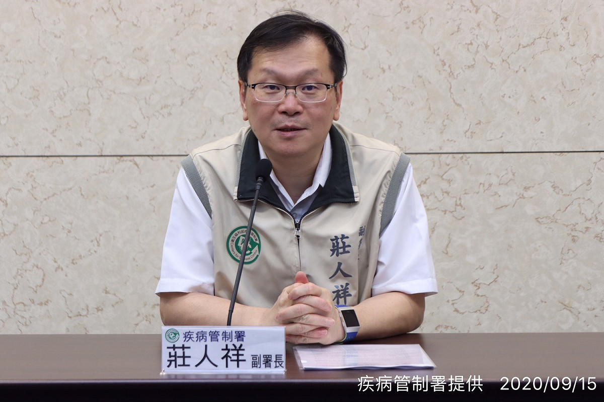 今(22)日疾病管制署莊人祥副署長說明，2例新添本土登革熱病例。 圖：疾病管制署提供