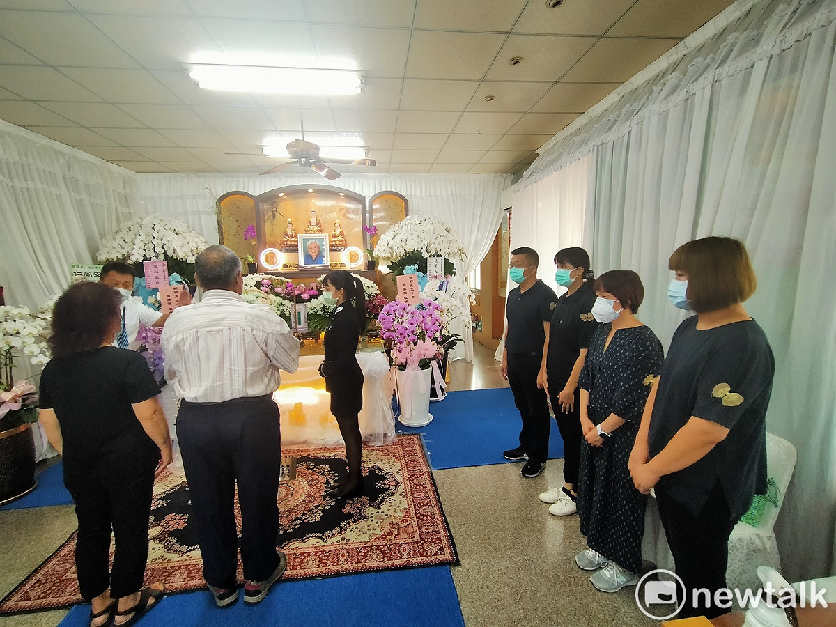 蔡銘霖的靈堂已於14日佈置完成，每天上午10時起開放供親朋友好自由捻香，副院長蔡其昌會親自偕同家屬在現場答禮。 唐復年/攝