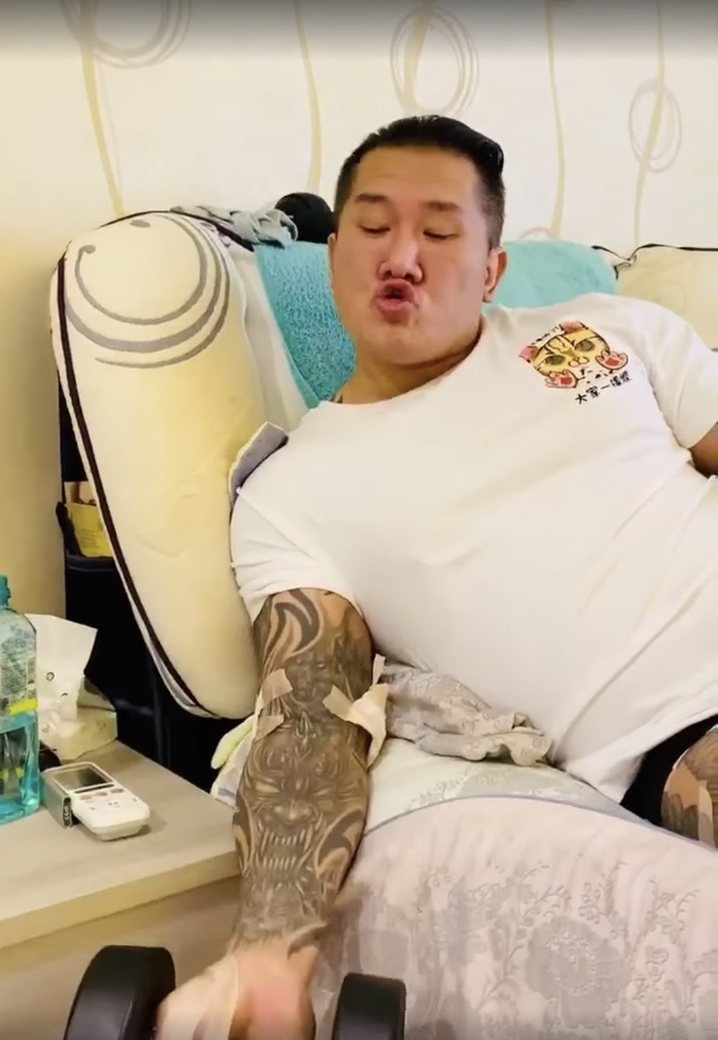 館長在粉專上貼出在床上握住啞鈴的復健影片，並表示自己一直都很努力，不會被3顆子彈打敗。 圖：取自飆悍粉絲專頁