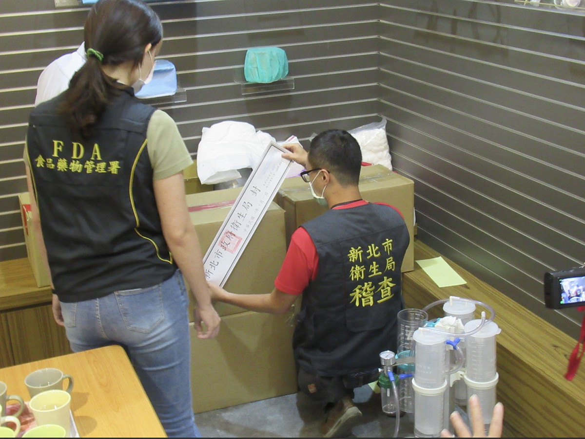 新北市衛生局今前往勤達，封存6萬片問題口罩。 圖：新北市衛生局提供