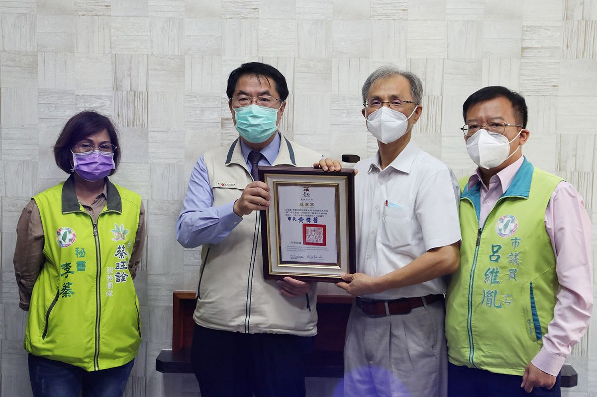 東建安公司發揮國際援助的精神，與南台灣機械同業共同捐助1套智慧製造系統(5條3D高階口罩全自動化生產線)給捷克共和國。 圖：黃博郎／攝
