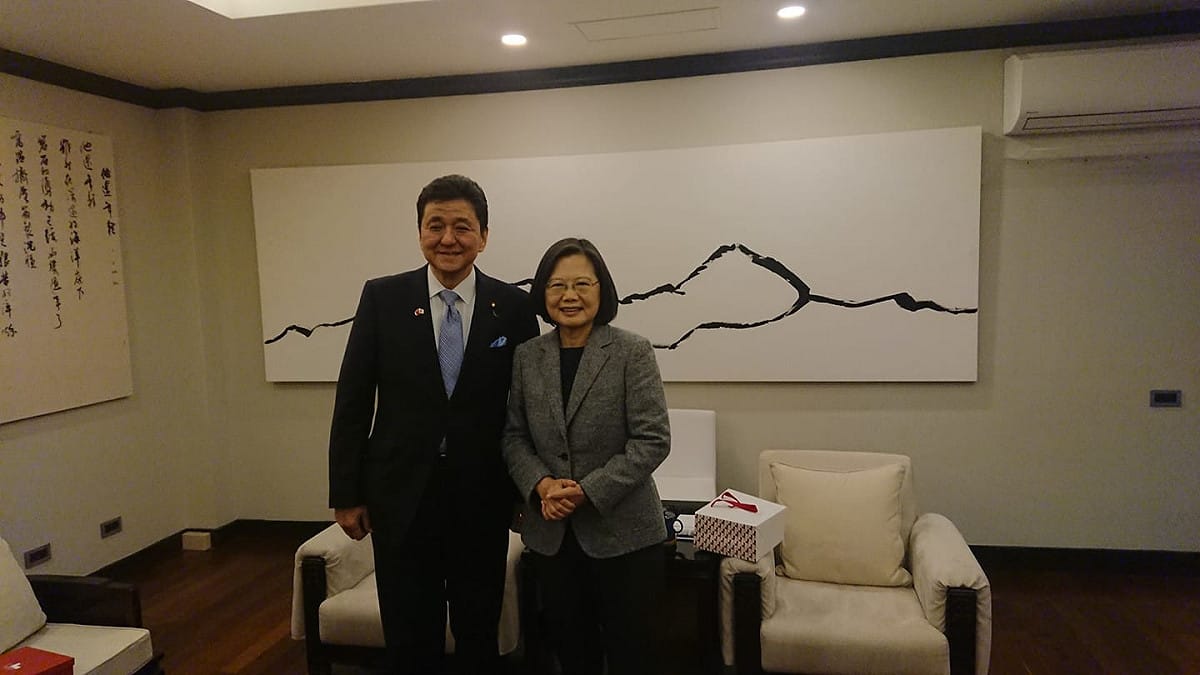 日本新防衛大臣岸信夫（左）在今年1月台灣總統大選結束，第一時間親自向當選的蔡英文表達祝賀。 圖：翻攝自岸信夫臉書