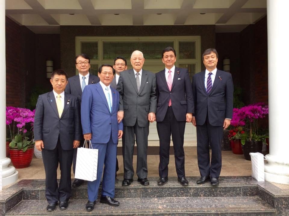 對台灣有深厚情感的日本眾議員岸信夫（右二）2015年率眾訪台時，直奔前總統李登輝（右三）住所，相談甚歡。 圖：翻攝自岸信夫臉書