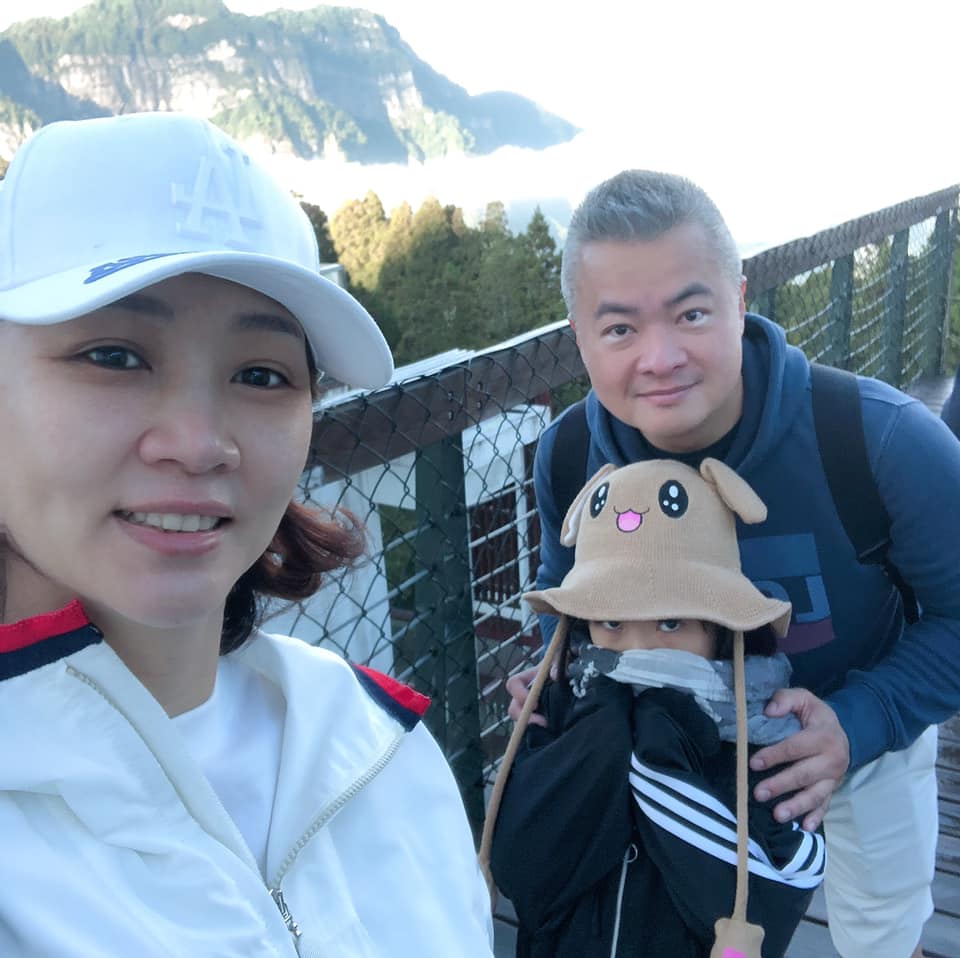 郁方(左)與斐儷珠寶總經理陳昱羲(右)結婚14年，兩人育有2子1女，在今天周刊爆料前，是段人人稱羨的豪門婚姻。 圖：翻攝臉書粉絲專頁