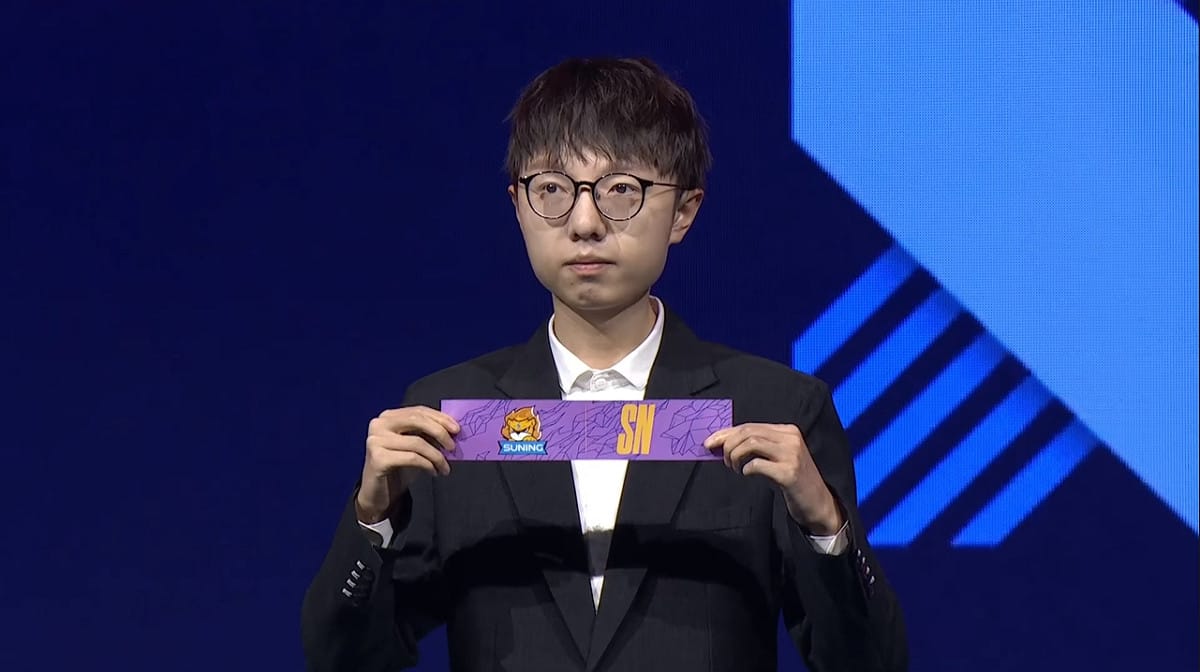 前 RNG 打野選手 Mlxg 擔任今年世界賽抽籤儀式嘉賓 圖：翻攝自 LoL Esports YouTube 頻道