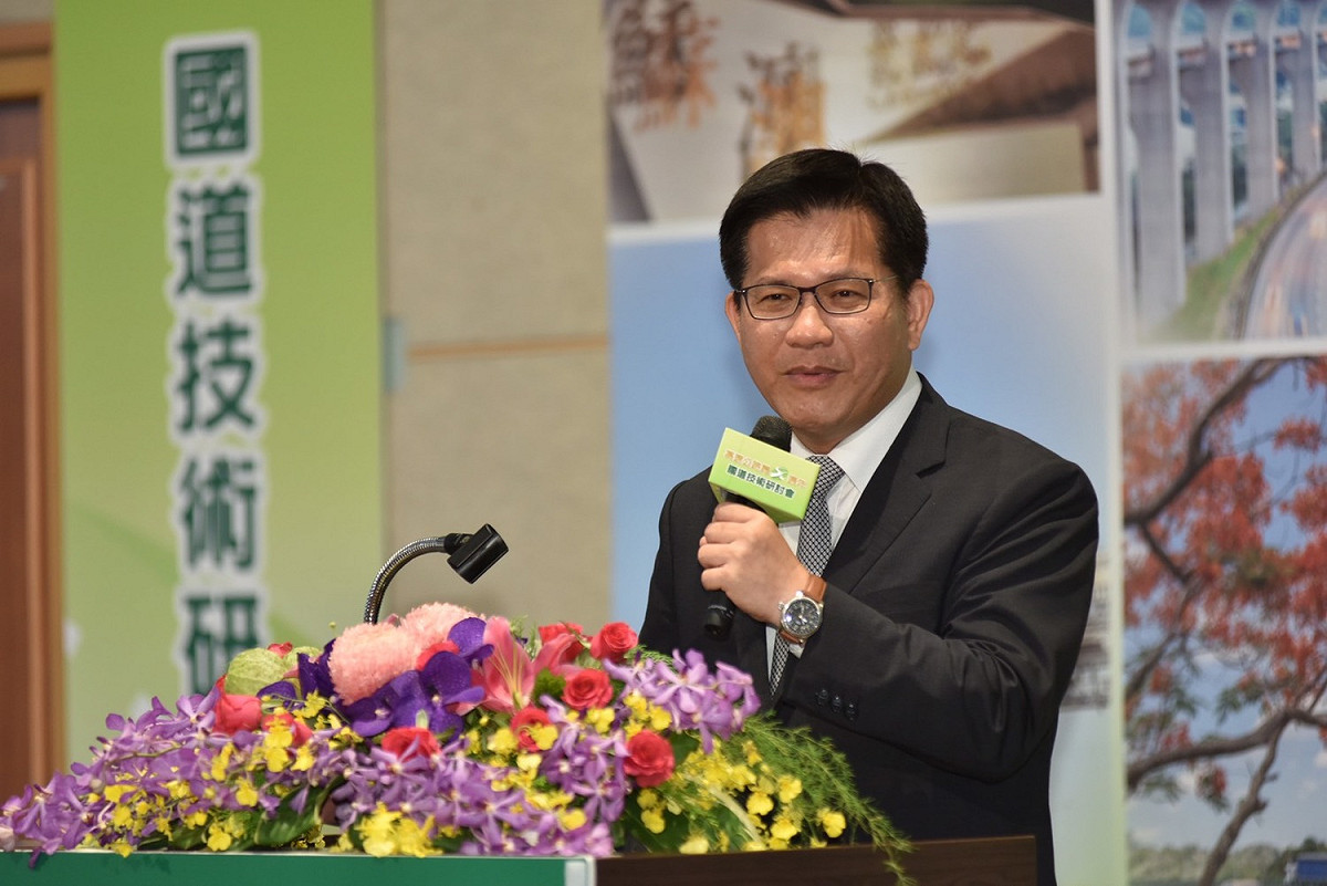 被問到北車大廳是否有防疫缺口的疑慮，交通部長林佳龍表示，會再了解狀況，並加強宣導戴口罩。 圖：高速公路局／提供