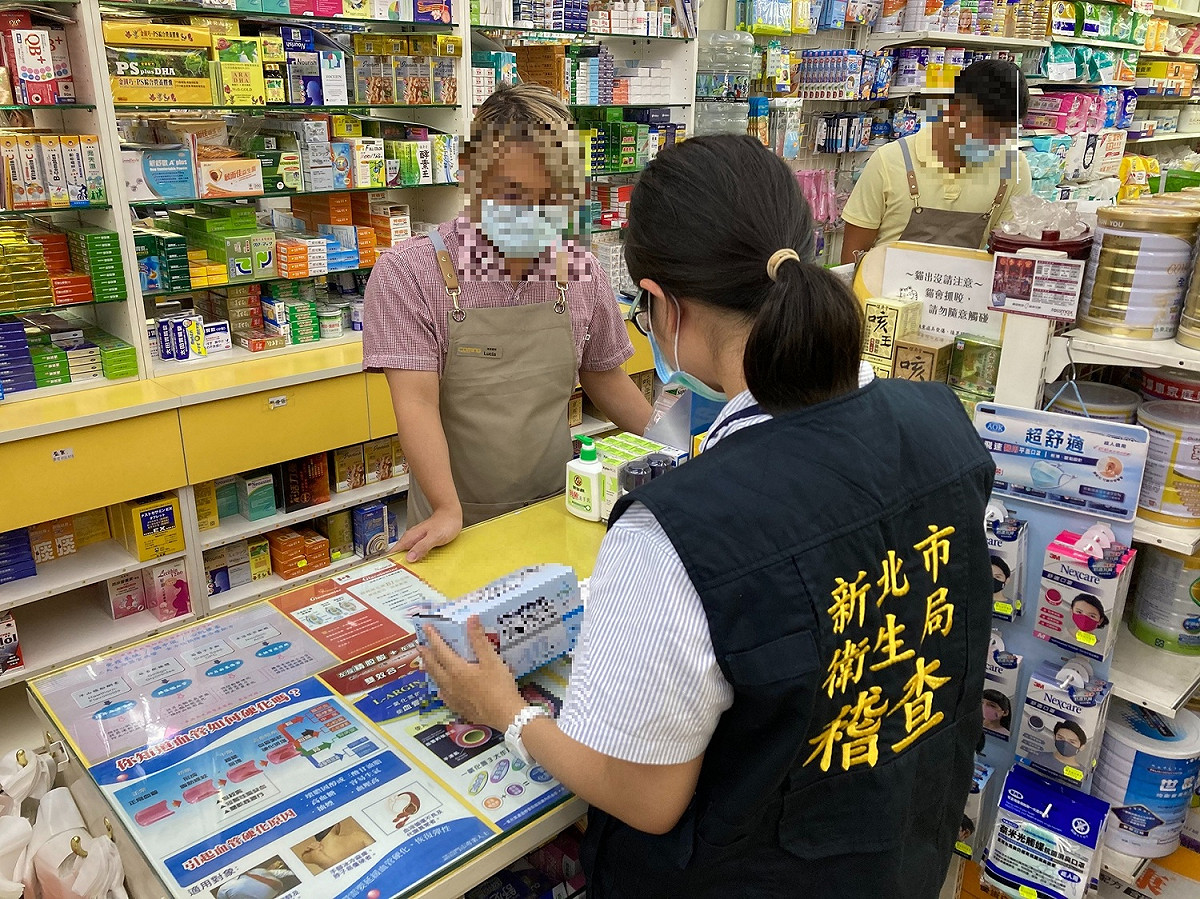 消保官及衛生局至新北市18家藥局查核違規口罩下架情形。 圖：新北市政府衛生局/提供