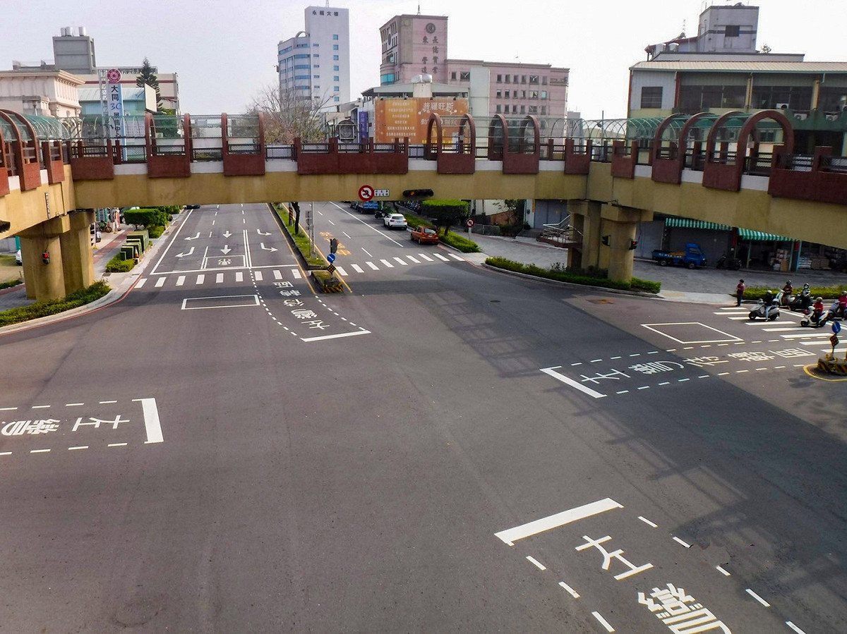 豐原中正路天橋9月17日晚間拆除。 圖：台中市政府提供