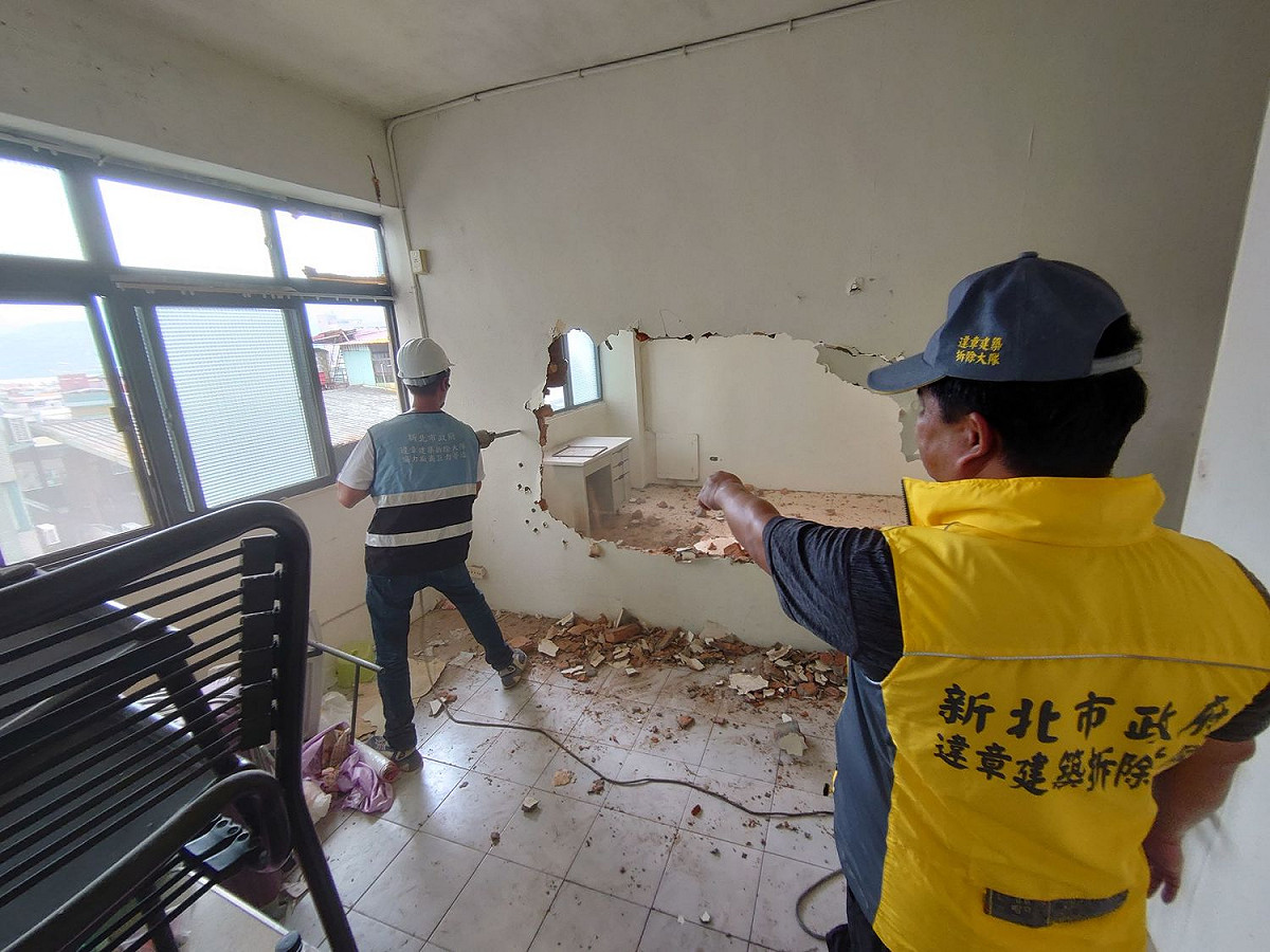 拆除大隊正在拆除淡水區英專路違建出租套雅房，因為隔間數高達93房69衛，預估拆除時間冗長，快一個月才能拆完內部隔間。  圖：新北市工務局提供