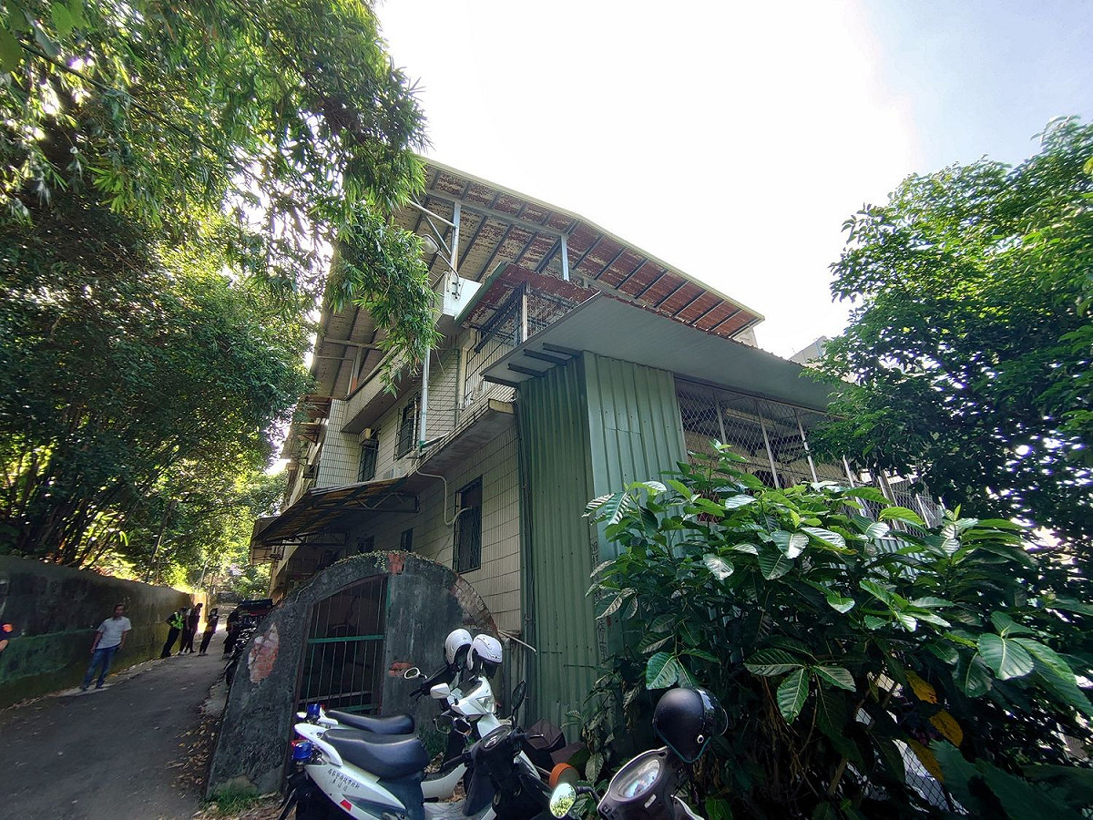 淡水英專路違建出租套雅房的外觀照片。  圖：新北市工務局提供