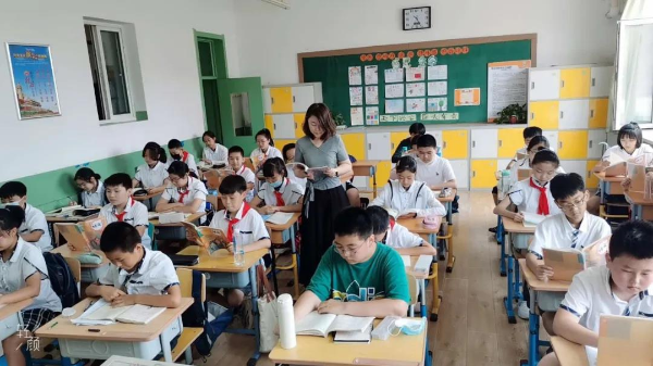 中國遼寧省瀋陽市華平區瑞山朝鮮小學正在上課，老師正在教導學生朗讀朝鮮語文教材。 圖：翻攝自中國《遼寧朝鮮文報》