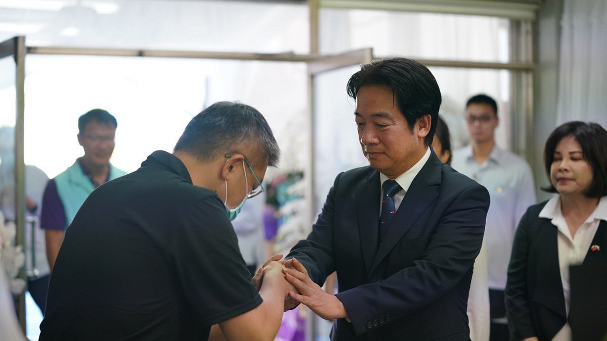 賴清德安慰蔡其昌。 圖:蔡其昌辦公室提供