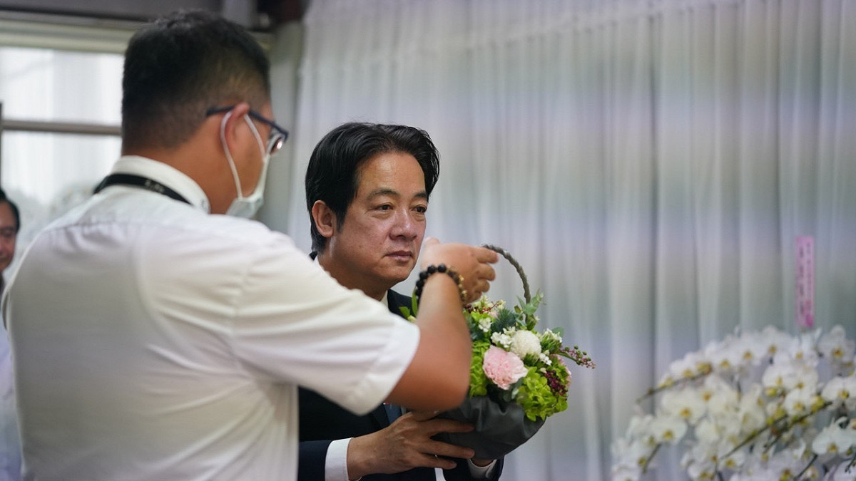 賴清德靈堂獻花。 圖:蔡其昌辦公室提供
