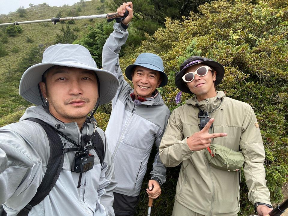 《綜藝玩很大》主持群KID(左起)、吳宗憲、小鬼(黃鴻升)成功登頂。 圖：翻攝臉書粉絲專頁