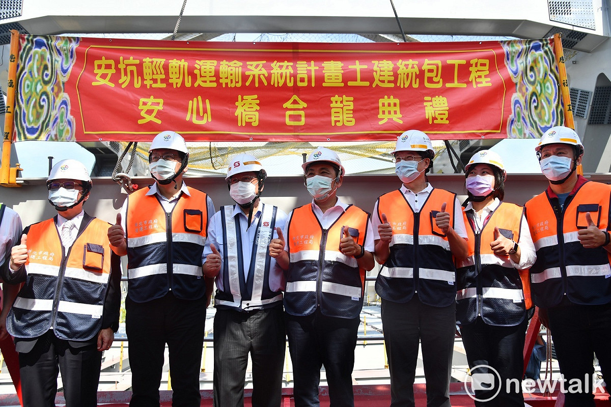 侯友宜上午出席安心橋全橋合龍典禮，呼籲中央多支持新北軌道建設。 圖：林昀真／攝