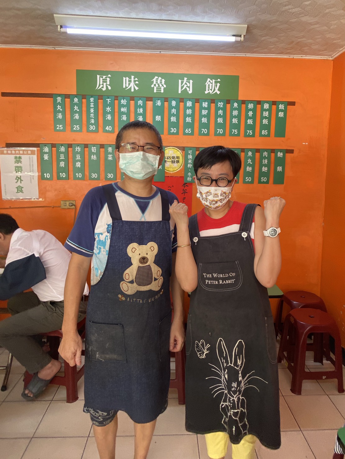 迪化街產品標示示範店家小吃攤老闆和老闆娘，老闆娘對阿中部長豪氣喊出要他當市長。 圖：新頭殻/攝