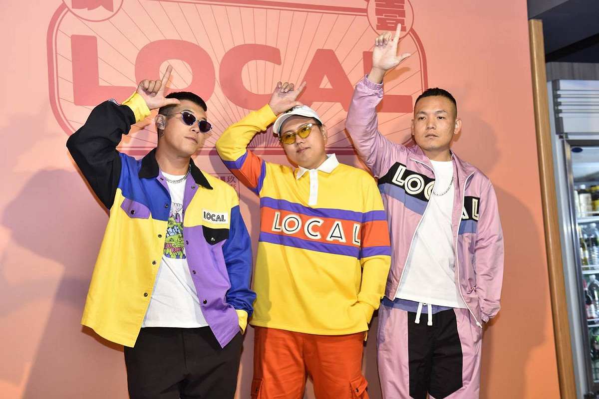 玖壹壹健志(左起)、洋蔥、春風3人回憶起第一次認識小鬼時的場景，不捨他年輕驟逝，當他是出國去玩。 圖：混血兒娛樂/提供