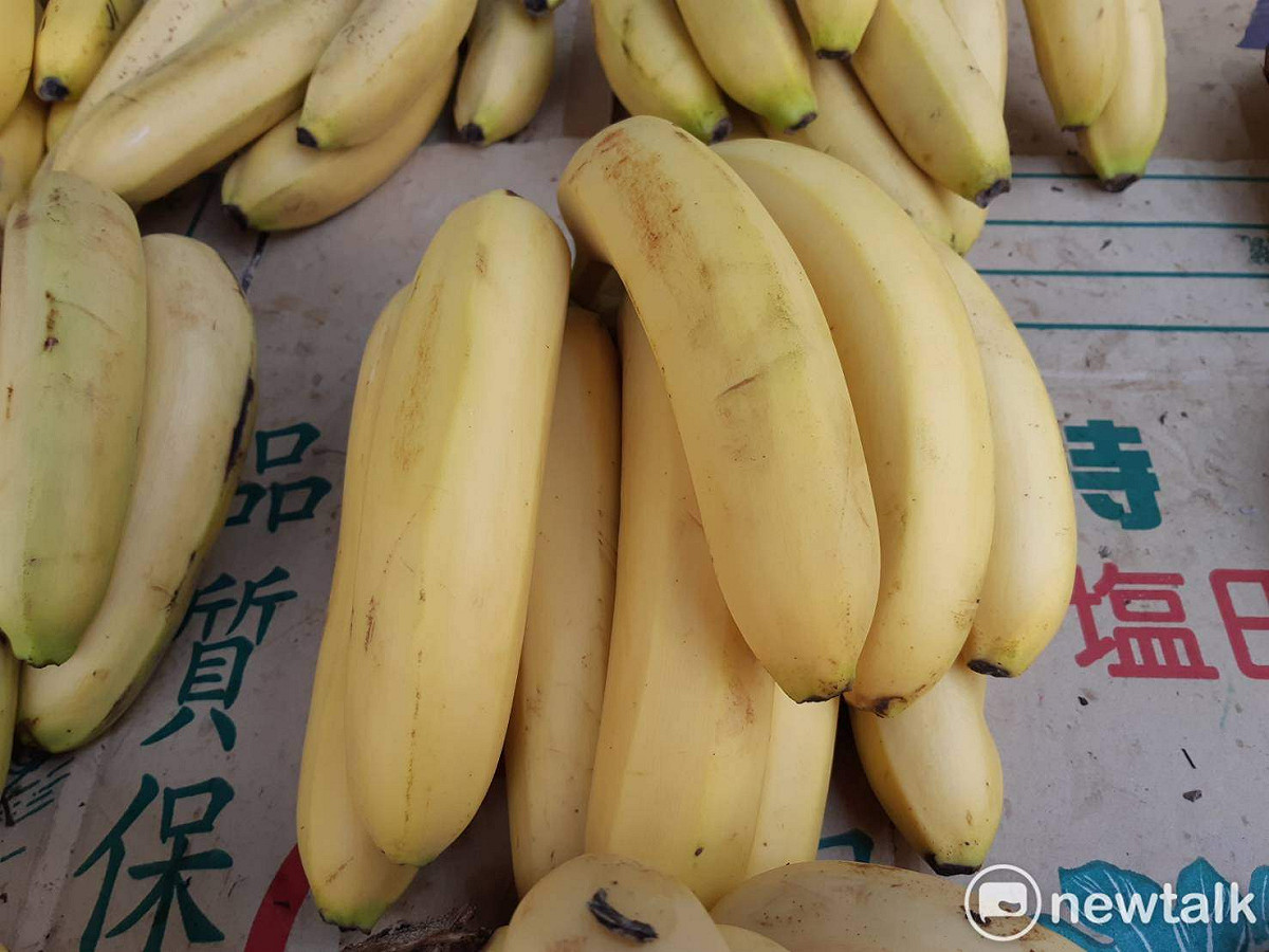 因「蕉你來」台語諧音很像「招你來」，香蕉在農曆七月價格下滑。 圖：蔡坤龍／攝