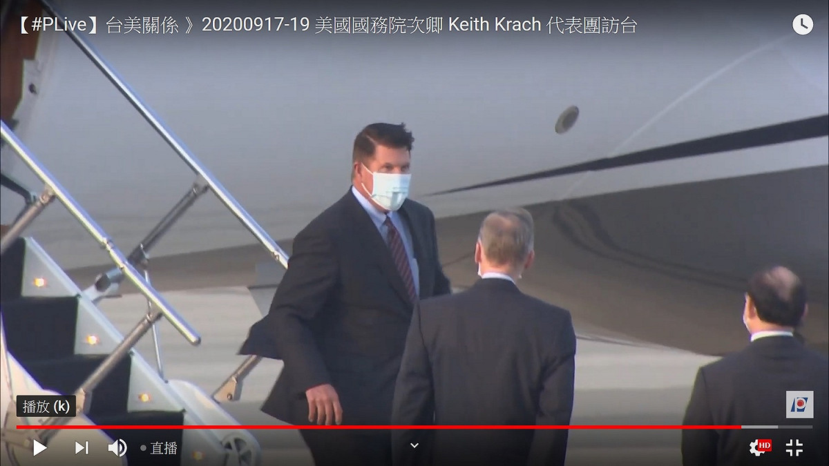 美國國務院次卿克拉奇17日下午5時許搭乘專機抵達台北松山機場。 圖：翻拍自公共電視youtube