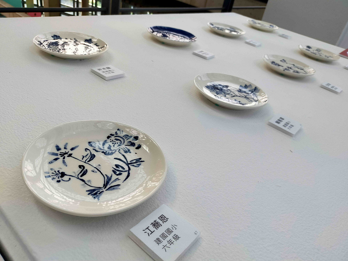 〈青花圓舞曲—青花〉青花的純白清新脫俗，孩子們童趣的筆觸，展現全然不同的青花樣貌。  圖：鶯歌陶瓷博物館提供