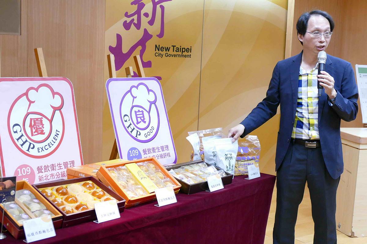 衛生局副局長許朝程說明此次將糕餅業者分級評核標章含意。  圖：新北市衛生局提供